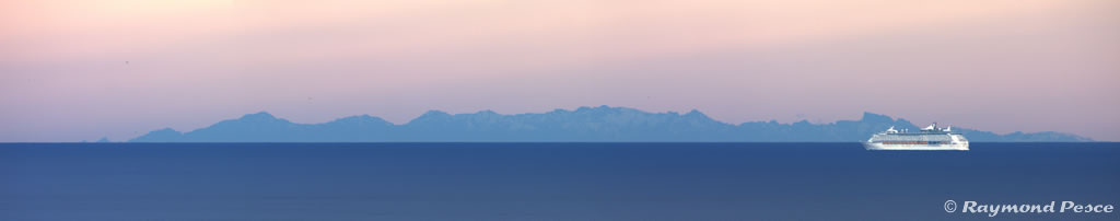 Vue panoramique de la Corse vu depuis Menton