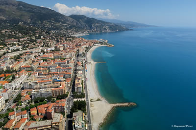 Vue aérienne des plages de Menton