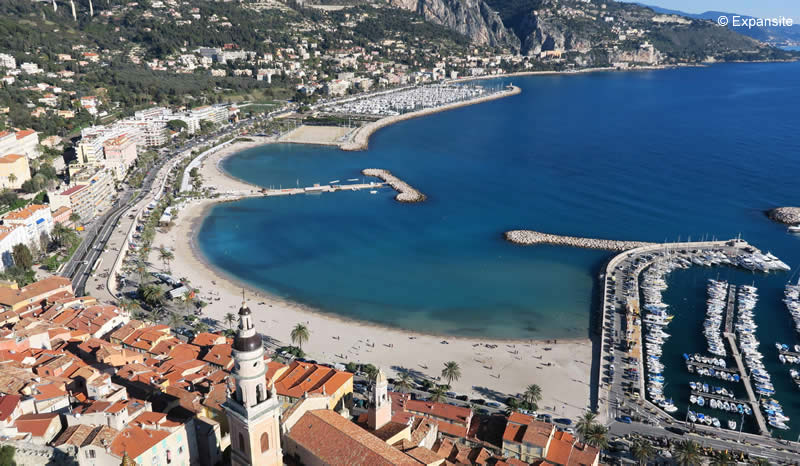 Vue aérienne de la plage des Sablettes à Menton