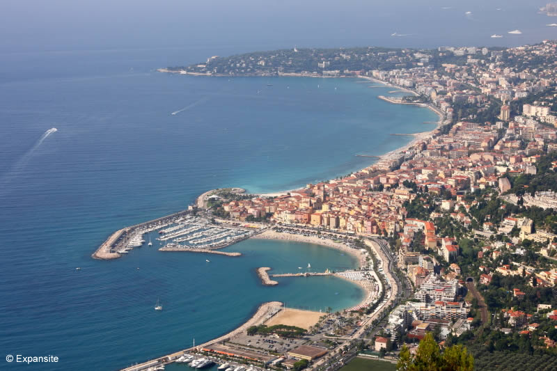 Vue aérienne de la Côte d'Azur de Menton à Roquebrune Cap Martin