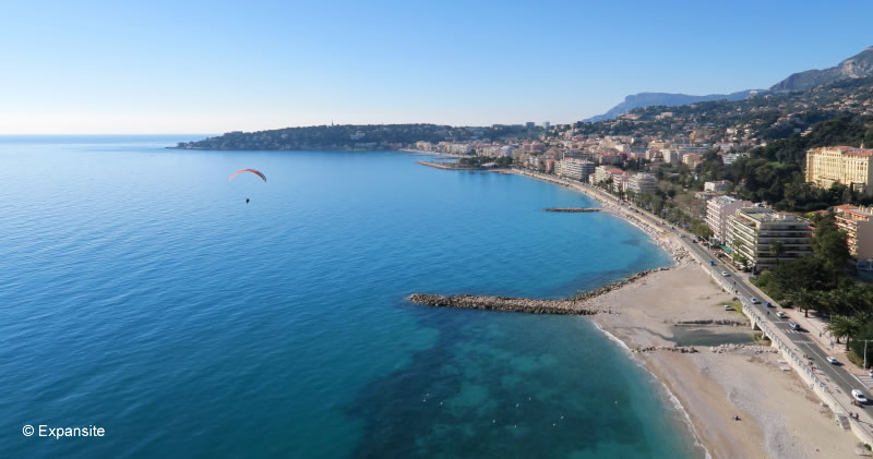 Vue aérienne des plages de Menton