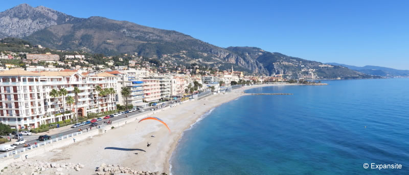 Vue sur les plages de la Baie du soleil à Menton