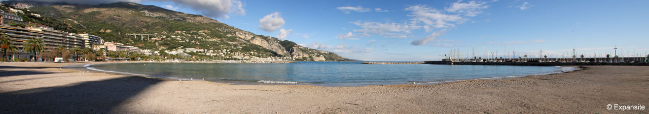 Vue panoramique de la plage des Sablettes à Menton