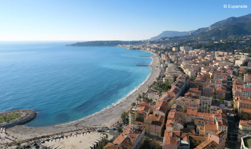 Vue aérienne des plages de Menton