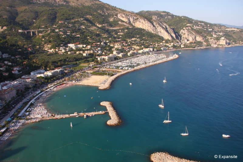 Vue aérienne du quartier de Garavan et de sa baie à Menton