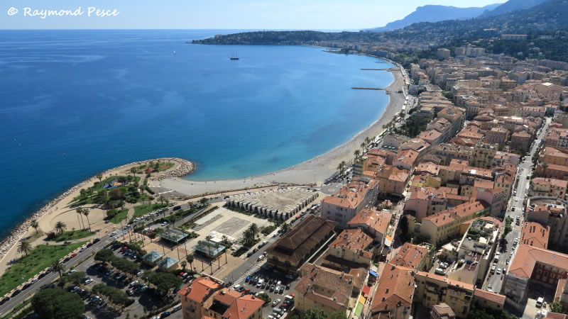 Vue aérienne des plages de Menton