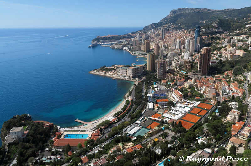 Vue aérienne du Monté-Carlo Country Club et de l'hotel Monté-Carlo Beach avec sa plage