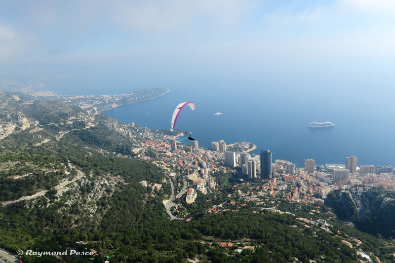 Parapente en vol au dessus de Monaco