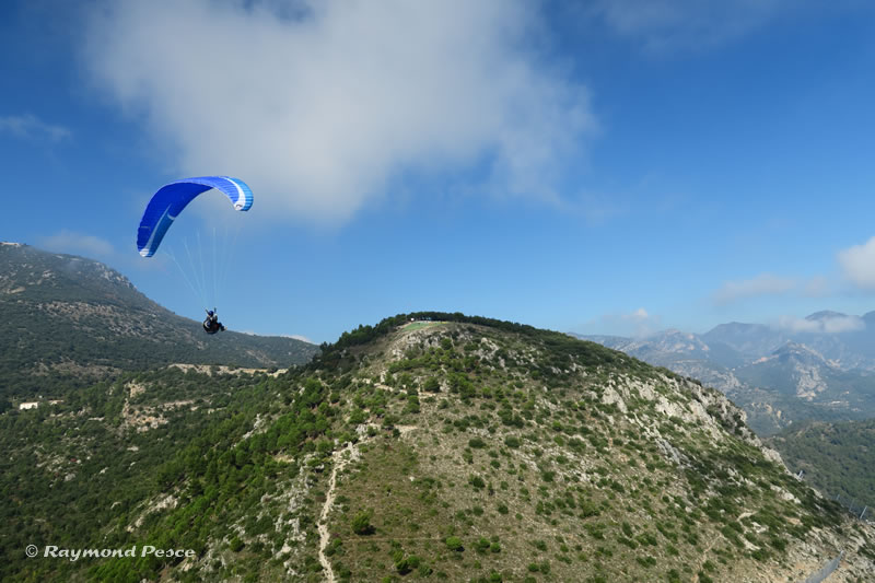 Parapente devant le décollage du Mont Gros à Roquebrune Cap Martin
