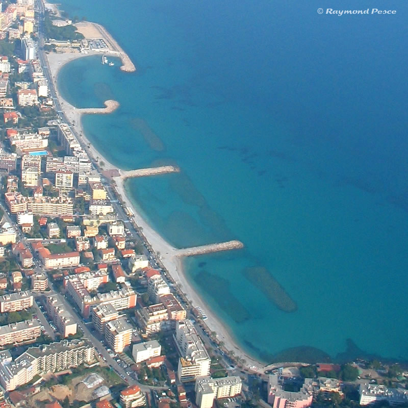 Vue aérienne du golfe de la Paix à Roquebrune Cap Martin