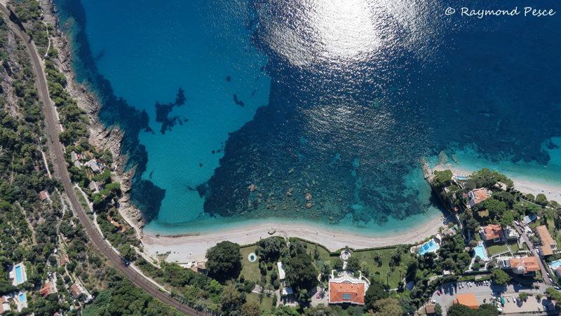 Vue aérienne de la plage du Buse, quartier de Cabbé à Roquebrune Cap Martin