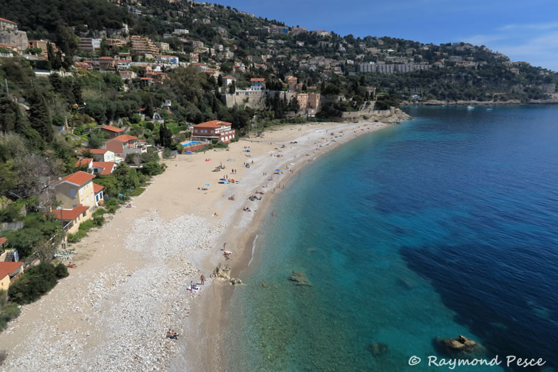 Vue aérienne de la magnifique plage du Golfe Bleu à Roquebrune