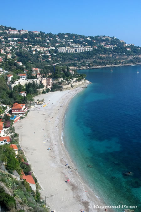 Vue aérienne de la magnifique plage du Golfe Bleu à Roquebrune