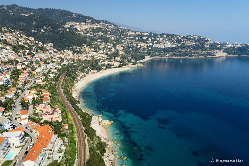 Vue aérienne sur la baie de Roquebrune dans les Alpes Maritimes