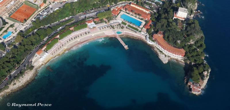 Vue aérienne de la plage privée du Monte Carlo Beach